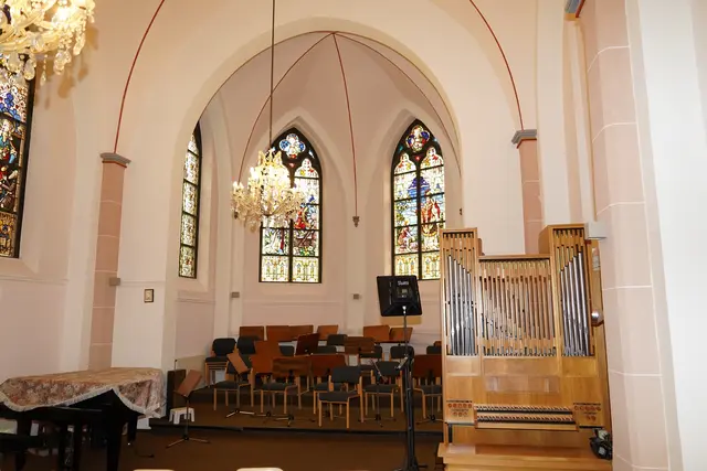 Im Orchestersaal der Musikschule Frechen findet mit dem Konzert der Dozentinnen und Dozenten ein besonderer Konzerthöhepunkt statt.  | Foto: Stadt Frechen