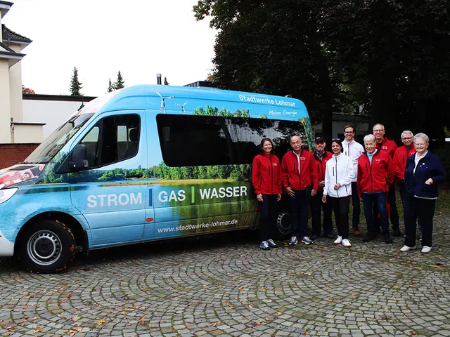Helene Krotky und ihre ehrenamtlichen Fahrer*innen zusammen mit Maya Hendricks und Yves Matuschek von den Stadtwerken Lohmar. Diese Seite ziert eine Werbefläche der Stadtwerke Lohmar.  | Foto: Stadt