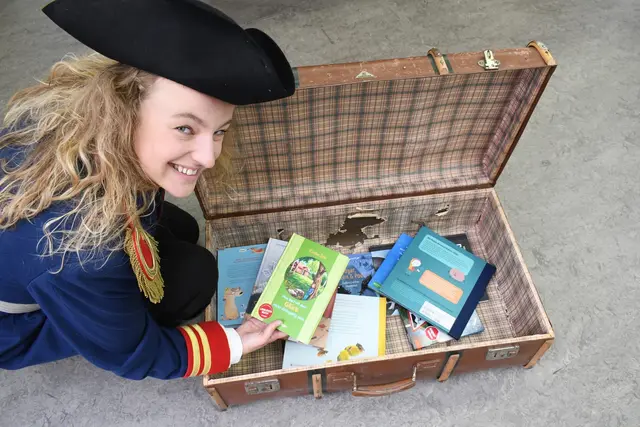 Käpt´n Book (Alina Rohde) hat die Schatzkiste auch dieses Jahr wieder mit tollen Büchern gefüllt.  | Foto: Sascha Engst / Bundesstadt Bonn