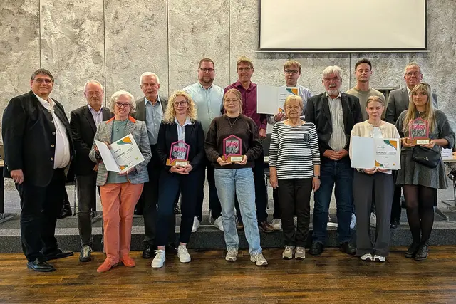 Würdigung in der Ratssitzung: Michael Söllheim (links) und Christoph Becker (hinten rechts) verliehen den Heimatpreis 2025.  | Foto: Frank Engel-Strebel