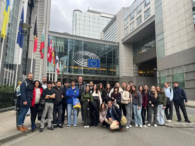 Ein besonderes Highlight des Austauschprojekts war eine gemeinsame Exkursion nach Brüssel ins Europaparlament.  | Foto: Nell-Breuning-Berufskolleg