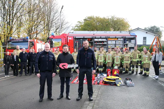Den symbolischen Schlüssel für den neuen Rüstwagen überreichte Bürgermeister Ulrich Stücker (M.) an Einheitsführer Björn Ufer (r.) und Wiehls Feuerwehrchef Jens Schmidt. Die Einheit freute sich mit.  | Foto: Christian Melzer