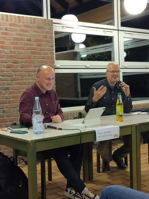 Jens Lehmann (links) und Christian Oschem (rechts) diskutierten über die Probleme der Demokratie. | Foto: TADü