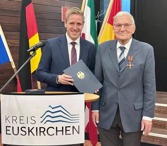 Landrat Markus Ramers (links) zeichnete Helmut Ruß mit dem Bundesverdienstkreuz am Bande aus.  | Foto: W. Andres/Kreis Euskirchen