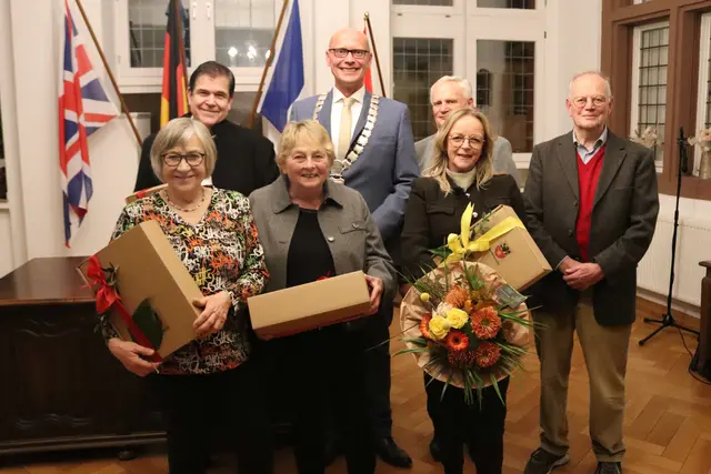 Bürgermeister Sebastian Glatzel (M.) verabschiedete seine Vorgängerin Sabine Preiser-Marian (6.v.l.) und die scheidenden Ratsmitglieder Inge Fuchs (v.l.), Thomas Bell, Brigitte Fuchs, Manfred Manheller und Horst Dürholt.  | Foto: Mager/Stadt Bad Münstereifel