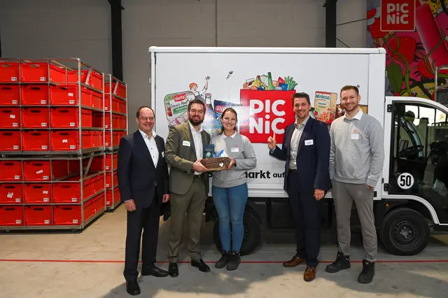 (Von links): Christian Seigerschmidt, Alexander Miller, Luisa True, Alexander Biber und Konstantin Düngen mit einem Präsentkorb der am Ende der Veranstaltung.   | Foto: Unternehmer-Club pro Troisdorf