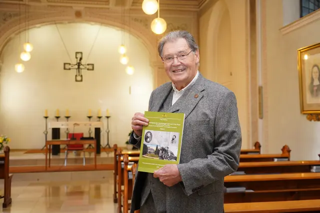 Professor Dr. Paul Stelkens stellte in der Hauskapelle der Villa Pauli seine Publikation vor.
  | Foto: Stadt Frechen