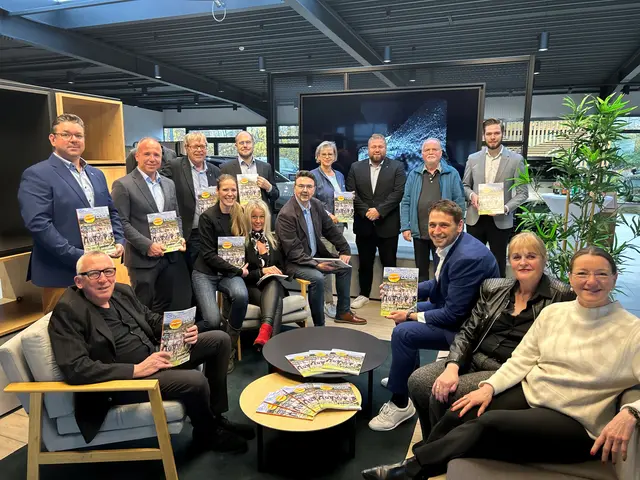 Vertreter von Meckenheimer Verbund, Verlag und aus der Stadtgesellschaft präsentierten im Autohaus Kempen die neue Ausgabe des Meckenheimer Stadtmagazins. | Foto: Stadt Mackenheim