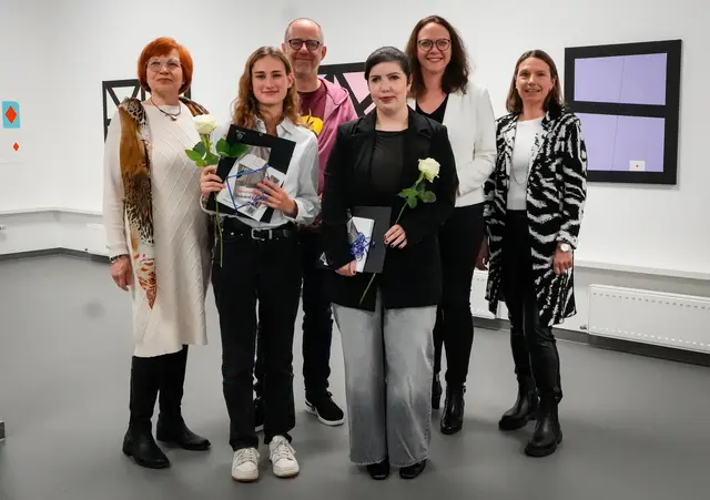 Bei der Preisvereihung (von links): Maggy Ziegler, Lena Malucha, Tom Limes, Dilara Manaz, Katharina Gebauer und Tanja Gaspers. Es fehlt Preisträgerin Meike Aurelia Lieberz.   | Foto: Stadt Troisdorf