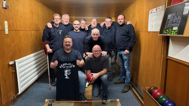 Aktuelle und ein ehemaliger Fetzer: (hinten v.l.) Markus Lange, Stefan Frede, Kevin Timm, Rainer Kallies, Karl Heinz Wiest, Thomas Friedrichs, Anton Fljat, der am 25. September verstorbene  Ralf Kindzora (M). sowie (vorne v.l.) Gerd Weber und Holger Heise.   | Foto: Gerd Weber