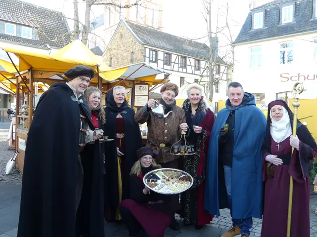 Meister Stefan, die freundliche Fremdenführerin Jutta die Ferreira, Susanna „des Mühlbauers Töchterlein“, Schmied Oliver und die Äbtissin Adelheid (von links) stärkten sich vor dem Rundgang über den Mittelalterlichen Markt in Siegburg am Stand des Moccamakers (Mitte).  | Foto: Gast