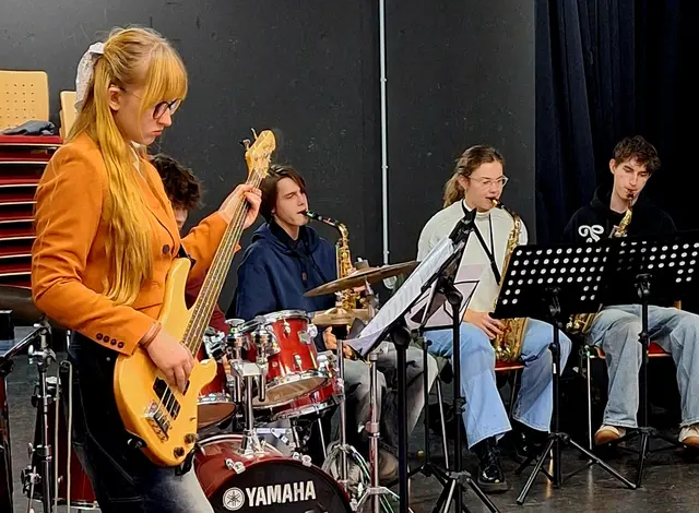 Gemeinsam arbeiteten Band und Dozent an zentralen Elementen des Jazzspiels – darunter Timing, Artikulation, Phrasierung und Zusammenspiel.  | Foto: Jazzclub Hürth/Günter Reiners