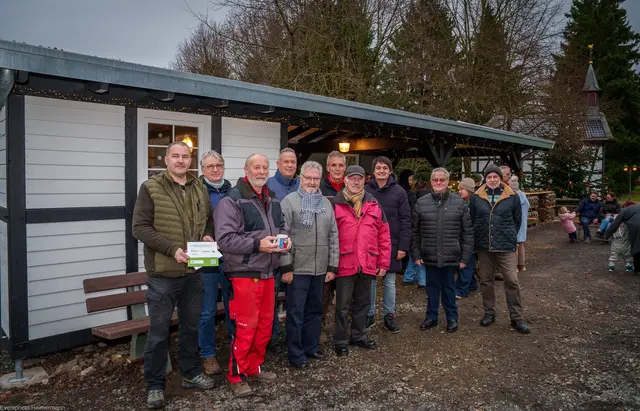 Theo Jakobs (li.) mit Helfern, Bürgermeister Mario Dahm (8.v.li.) und Heinz-Peter Höhner von der Kirche beim Richtfest der Wetterschutzhütte. | Foto: Heimermann