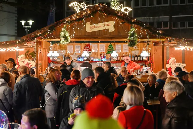 Dichtgedrängt standen die Besucher auf dem Marktplatz und lauschten dem abwechslungsreichen Bühnenprogramm, nicht ohne vorher eine Kostprobe der verschiedenen Angebote an Leckereien genommen zu haben. | Foto: Herkenrath