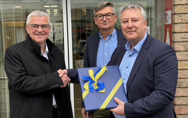 Bürgermeister Dr. Marc Prokop gratulierte Frank Schwarze und Heinz-Jürgen Held (von links) von der der Brühler Bank zum Jubiläum. | Foto: Brühler Bank eG