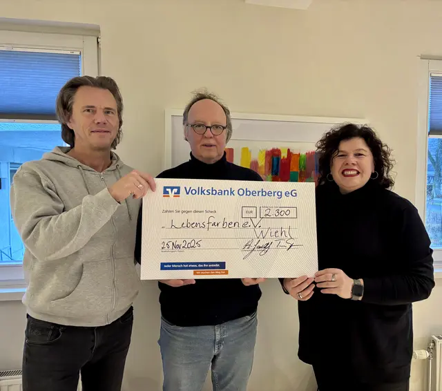 Tomas Sjöblom und Heiko Gauditz, die Organisatoren des Musik-events, überreichten den Scheck über 2.300 Euro an Sandra Karsten (Geschäftsführerin Lebensfarben).  | Foto: Gauditz