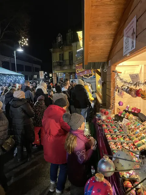 An liebevoll dekorierten Holzhütten wird den Besuchern beim Romantik-Weihnachtsmarkt in Neunkirchen vieles geboten.  | Foto: Archiv / Klug