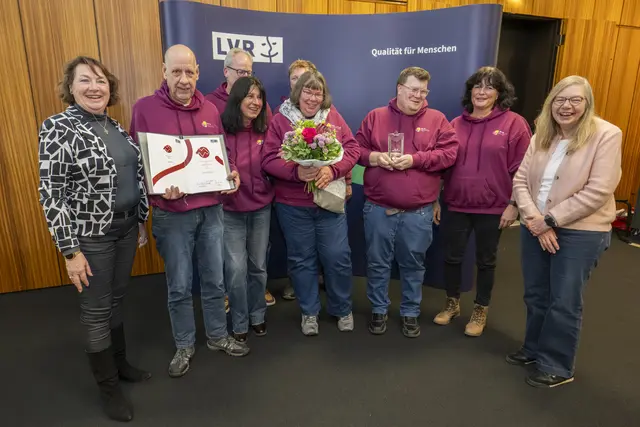 Den geteilten zweitern Platz belegt die „Ideenschmiede“ des Wir für Inklusion e. V. aus Meckenheim im Rhein-Sieg-Kreis, hier mit Anne Henk-Hollstein (links) und Ursula Holtmann-Schnieder (rechts). | Foto: Uwe Weiser