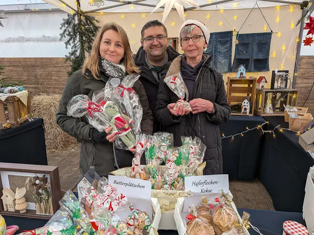 Schöne Sachen für den Zweck gab es am m Stand des Vereins „Wir für Euch“ (von links): Irina Heer, Arkadius Markowski und Gerti Janshen. | Foto: fes