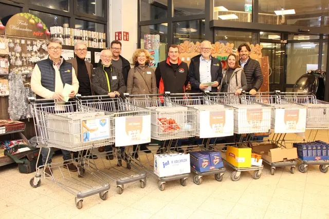Mitwirkende von der Tafel Troisdorf und vom Rotary Club waren mit dem Ergebnis der Sammlung sehr zufrieden.  | Foto: Rotary Troisdorf