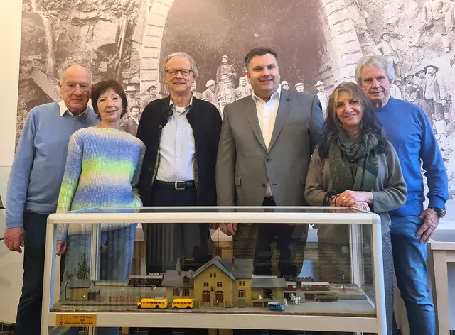 Bei der Übergabe des Bahnhofmodells (v.r.n.l.): Werner Schuh, Nadja Schwendemann, Jan Schumacher, Prof. Dr. Günther Schulz sowie Marianne und Ludger Rosenthal. | Foto: Christoph Buchen