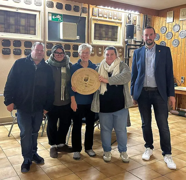 Bürgermeister Christian Mandt (rechts) gratulierte den Mertener Sportschützen zum gewonnenen Turnier. | Foto: Frank Engel-Strebel