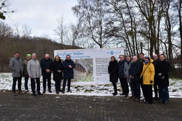 Was wird bei den Arbeiten am Burgfeyer Stollen in den nächsten Jahren passieren, und warum? Darüber klärt ein Banner des Erftverbands auf, das nun neben der Kläranlage positioniert wurde. | Foto: Michael Nielen/pp/Agentur ProfiPress