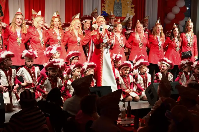  Prinzessin Katharina I. mit ihrem Damenhofstaat auf der Bühne, unterstützt von den (Tanz)Mäusen und den Mariellchen.  | Foto: KG Rut-Wiess Ranzel