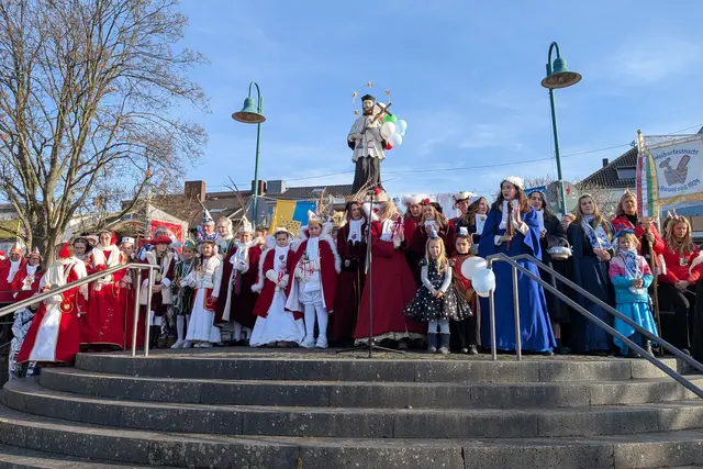 Prächtige Ornate im Sunnesching: Zahlreiche Tollitäten aus dem Bonner Stadtgebiet, aber auch aus Alfter, gaben sich ein Stelldichein unter dem Nepomuk.  | Foto: fes