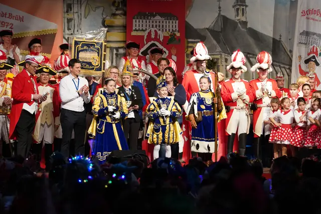 Das Brühler Kinderdreigestirn mit Prinz Phil I., Bäuerin Hannah und Jungfrau Mia eröffnete mit derSchloßgarde das Programm. | Foto: Schlossgarde