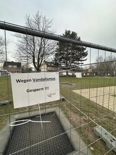 Nach Vandalismus: Ein Bauzaun sperrt ein beschädigtes Sprungnetz im Sport- & Bewegungspark in Elsdorf ab. | Foto: Stadt Elsdorf