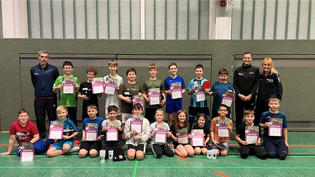 Die Teilnehmerinnen und Teilnehmer der 43. Tischtennis Minimeisterschaften mit Betreuern.  | Foto: TTC Schwalbe Bergneustadt, Manfred Bösinghaus