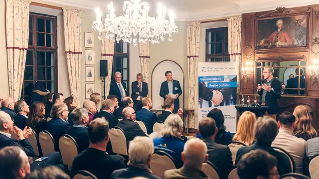 Podiumsdiskussion auf Schloss Miel: Rund 100 Gäste verfolgten beim Neujahrsempfang des Rhein-Voreifel-Unternehmernetzwerks die Diskussion zu Herausforderungen und Perspektiven des regionalen Mittelstands. Auf dem Podium sprachen unter anderem Vertreter aus Wirtschaft und Kommunalpolitik. | Foto: Rhein-Voreifel-Unternehmernetzwerk