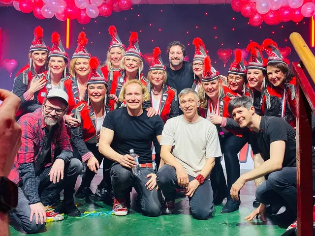 Fototermin der Rotstielchen mit Kasalla - da strahlen die Damen gerne.  | Foto: Rotstielchen