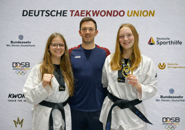 Trainer Fabian Schneider mit Madita Rudolph (l.) und Jana Gruber.  | Foto: Fabian Schneider