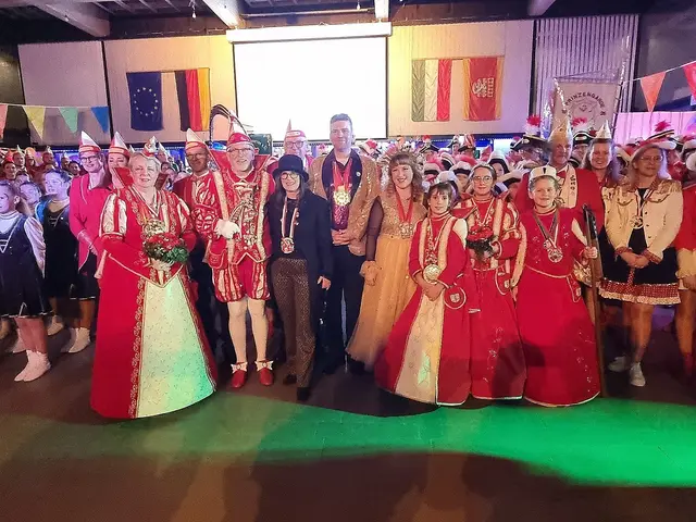 Immer mittendrin: Bürgermeister Christian Lanzrath freute sich über die vielen jecken Besucher im Ratssaal.  | Foto: fes