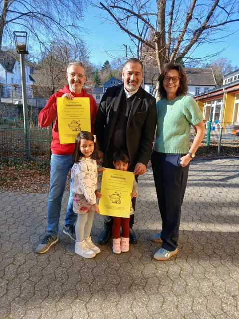 Vorfreude auf den Suppensonntag in Kommern: Gerd Schlösser (v.l.), Pfarrer Robert Rego und Sandra Kratz freuen sich mit zwei Kindern auf die Veranstaltung am 22. Februar im Pfarrheim St. Severinus.  | Foto: privat/pp/Agentur ProfiPress