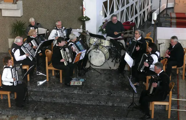 Das Akkordeon-Orchester Wesseling bei „Musik in der Kapelle“ im April 2024 in St. Josef. | Foto: Wolfhard Brandtstäter