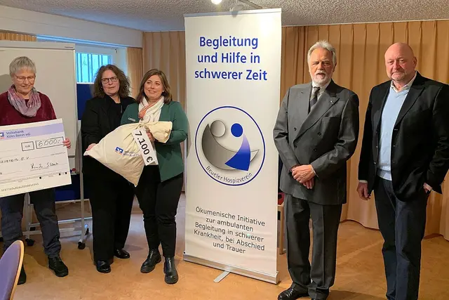Spendenübergabe beim Hospizverein (von links): Vorsitzende Bettina Gummel, mit den Spendern von der Volksbank Köln Bonn, Petra Hamacher und Margarete Bich, sowie von der Heinz-Dörks Stiftung Dieter Liminski und Justus Keck. | Foto: fes