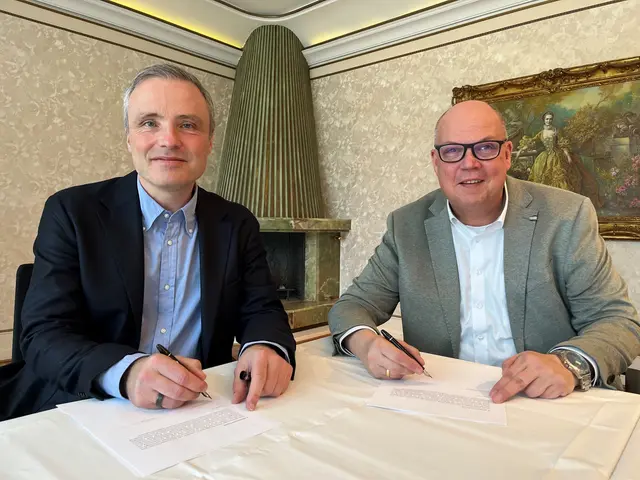 Bürgermeister Uwe Tietz (re.) und der Vorstandsvorsitzende Dr. Yorick Ruland bei der Unterzeichnung der Kooperationsvereinbarung am Sitz der Gold-Kraemer-Stiftung in Frechen-Buschbell. | Foto: GKS