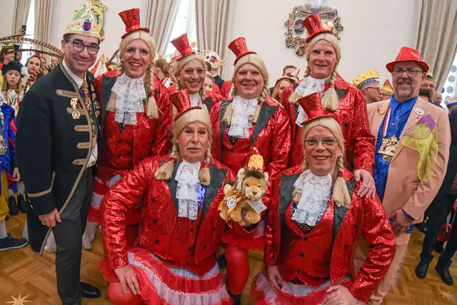 Glückwunsch zum 32. Närrischen Löwen: OB Guido Déus gratuliert der Tanzgruppe „Bodo und die Ballermänner“ der Prinzengarde Weiß-Rot-Röttgen.  | Foto: Sascha Engst/Bundesstadt Bonn