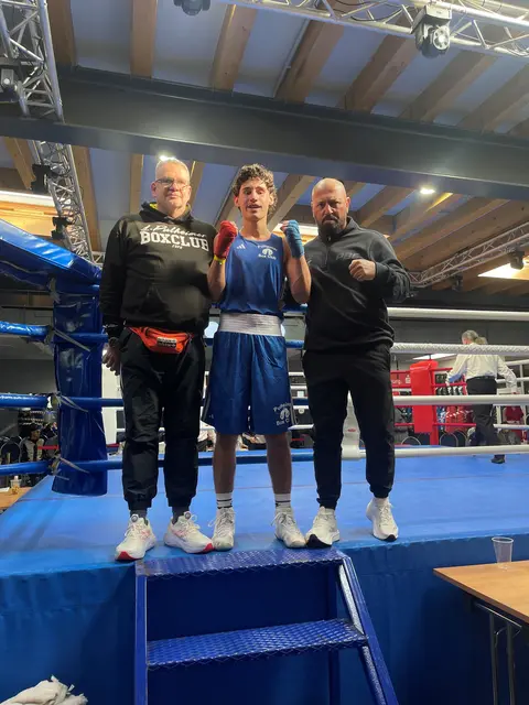 Ohne Trainer geht es nicht: Der frischgebackene NRW- Meister Seymen Özer mit seinem Trainerteam: (Von links nach rechts): Thomas Dick (Cheftrainer des 1. Pulheimer Box-Club 78 e. V.), der strahlende Sieger und Osman Özer, Vater und Trainer von Seymen.  | Foto: 1.PBC