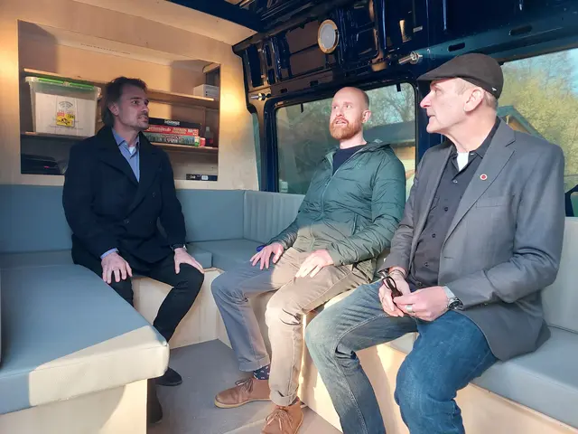 Sitzprobe in der Streetbox: v. re. Kalle Jansen, Fachbereichsleiter für offene Kinder- und Jugendarbeit vom Träger, der Katholischen Jugendagentur Bonn (KJA), Florian Grünhäuser, Regionalmanagement der Leader Förderung, und Daniel Flemm vom Jugendamt des Kreises.  | Foto: Schmidt