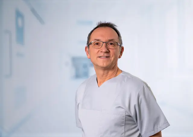 Dr. med. Carsten Ziske beantwortet bei der GFO-Telefonaktion Fragen zum Thema Darmkrebs.  | Foto: GFO Kliniken Troisdorf | Faustasyan – stock.adobe.com