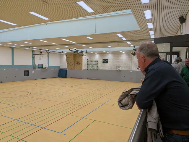 Kein Vergleich zu vorher. Vereinssportler und Schüler schwärmen gleichermaßen von der neuen Turnhalle. | Foto: fes