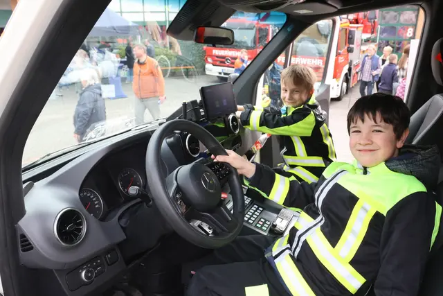 Julius Schmidt (9,r.) und Joris Hoppe (8) von der Kinderfeuerwehr „Löschraketen“ im Cockpit eines Rettungstransportwagens | Foto: Michael Kupper