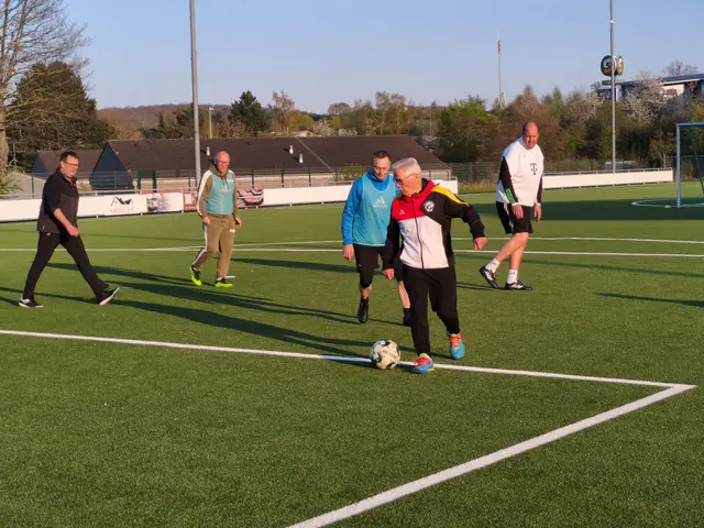 Die oberste Regel einzuhalten fällt nicht allen leicht. Erfahrungsgemäß tun sich ehemalige Kicker besonders schwer damit, nicht automatisch loszulaufen.  | Foto: Kerstin Rottland/pp/Agentur ProfiPress