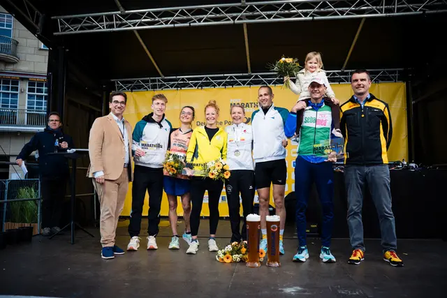 Die Siegerinnen und Sieger des Marathons mit OB Guido Déus und Marc Hitschfeld, Chief Operations Officer Post & Paket Deutschland. | Foto: MMP Event GmbH