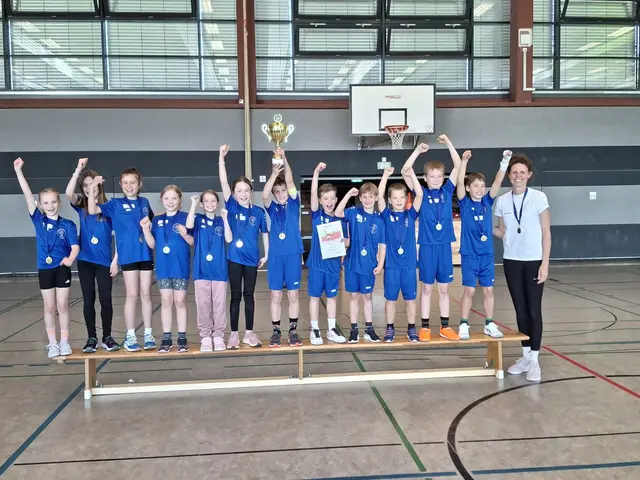 Die Schülerinnen und Schüler der GGS Nümbrecht feiern nach dem Sieg in der Vorrunde der NRW-YoungStars-Leichtathletik ihren ersten Platz | Foto: GGS Nümbrecht