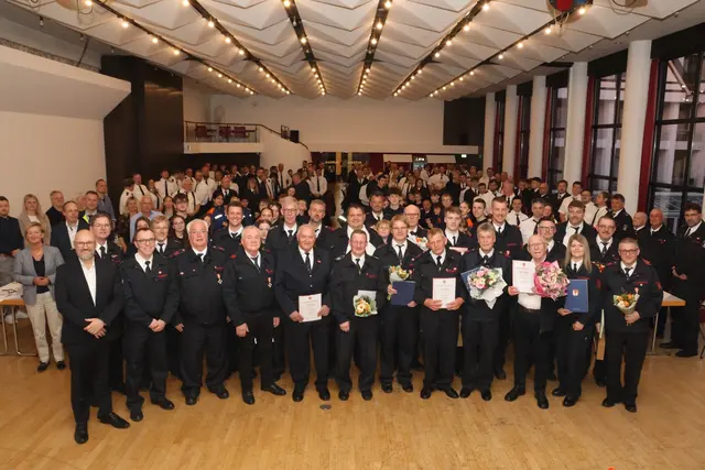 Die Geehrten der Feuerwehr Nümbrecht im Parkhotel | Foto: Michael Kupper